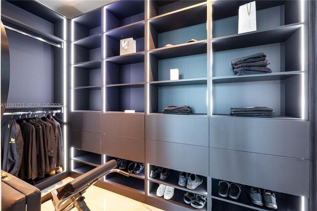 Photo - 650 NE 32nd St