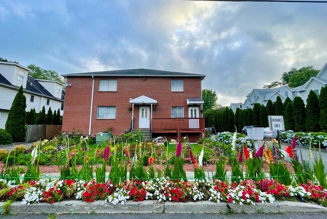 Building Photo - 31 Glenwood Ave Unit #8