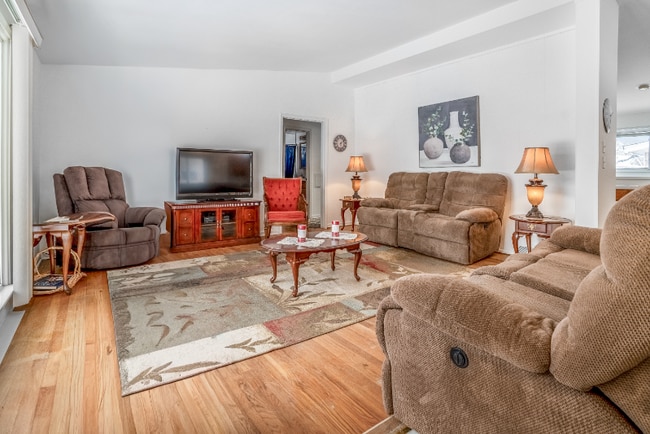 Photo - 7621 Amboy St