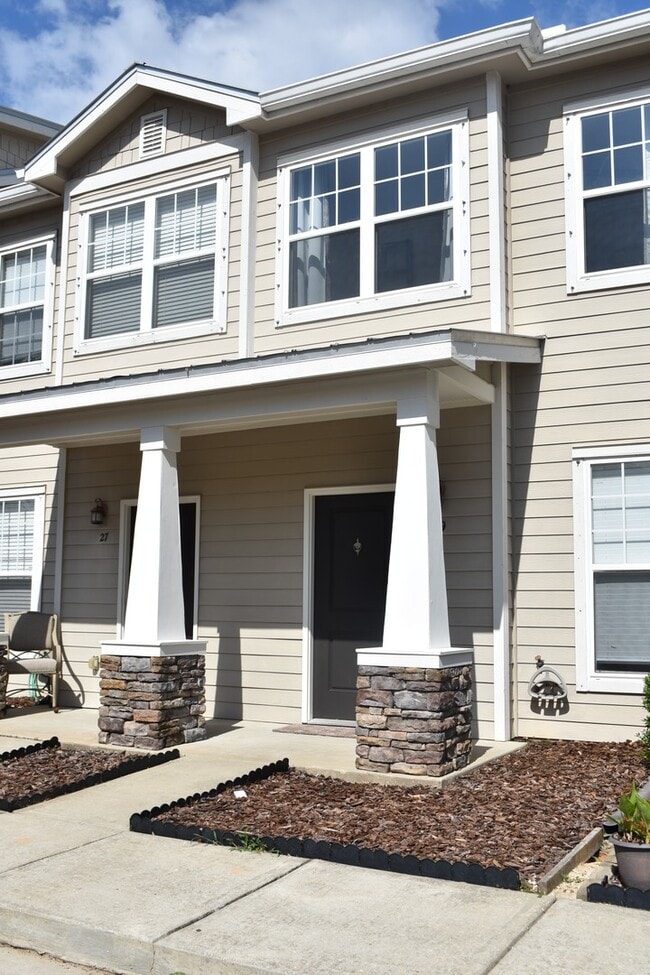 Building Photo - Like NEW 2 Bedroom 2.5 Bath Townhouse in V...