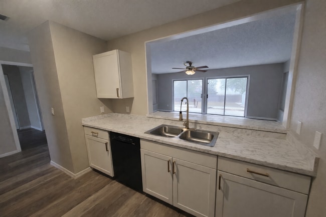 Building Photo - Fully Renovated 3 Bed / 2.5 Bath – 1,878 Sq Ft – 1/3 Acre -- Silver Springs Shores