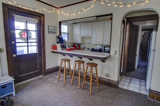 Building Photo - 112 S Mills St Unit 1