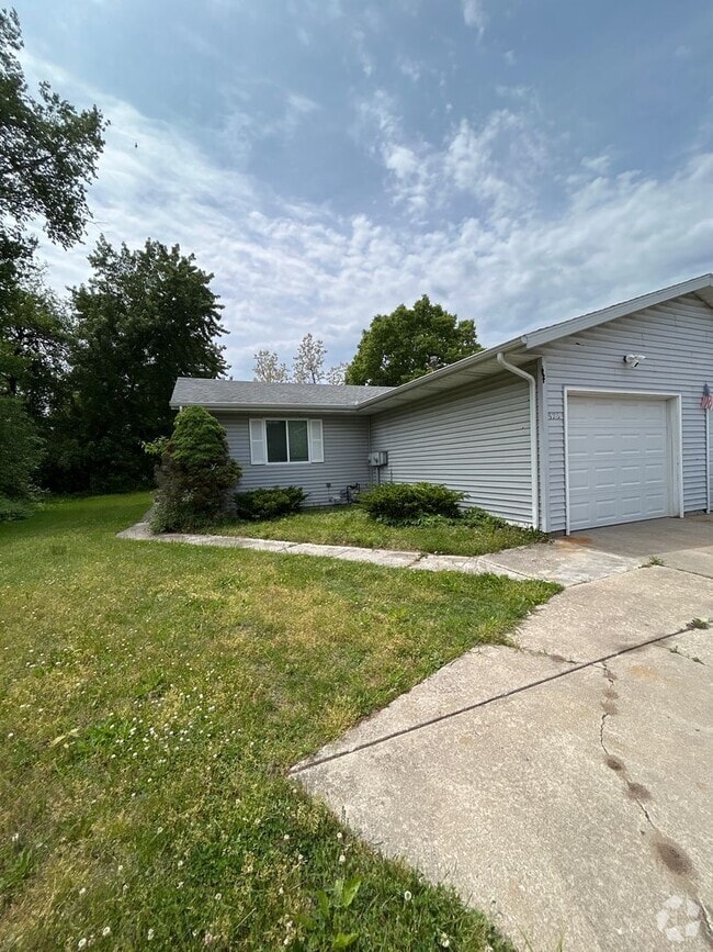 Building Photo - 926/928 Sprucewood Ln Unit 926 Sprucewood Ln Rental