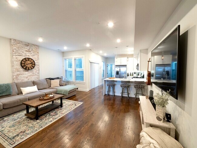 Building Photo - 65 Border St Unit 4