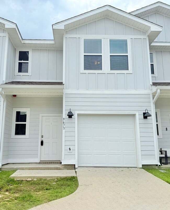 Building Photo - Stunning Townhome – Prime Pensacola Location