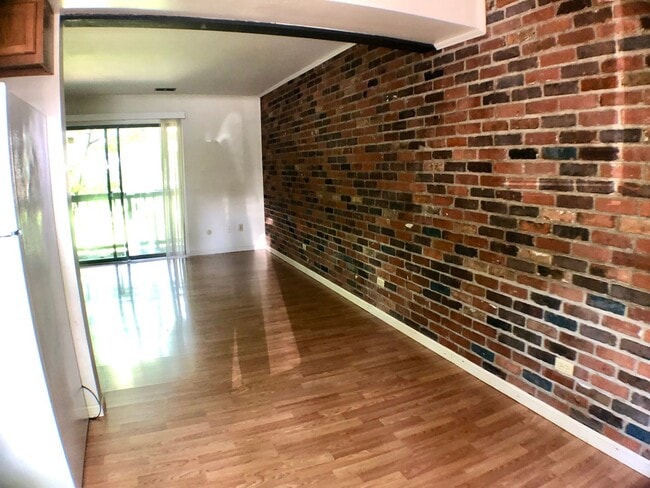 Building Photo - $1,200 - 2 Bed/1 Bath Private area near th... Unit 1