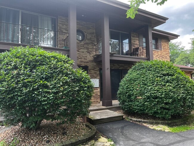 Building Photo - 516 Lincoln Ln Unit 1N Rental