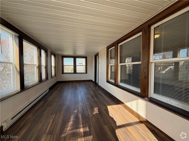 Building Photo - 9405 Bancroft Ave Unit UP Rental