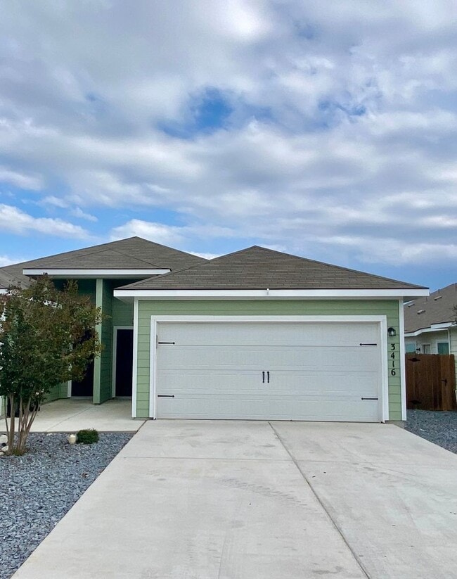 Building Photo - Luxury Duplex in Seguin!