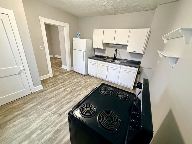 Building Photo - 511 S Broadway St Unit B