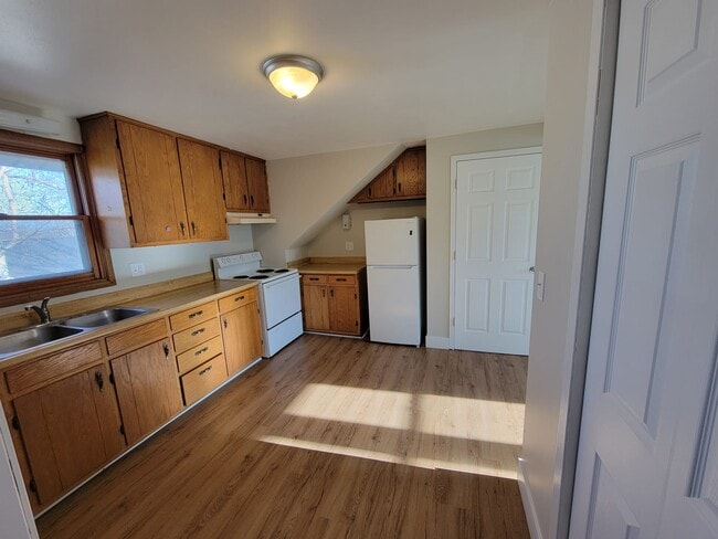Building Photo - 327 E Lincoln Ave Unit Upper