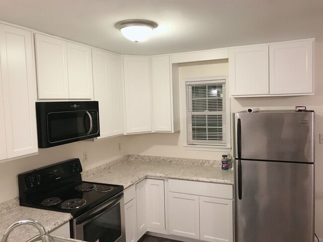 Photo - Move-In Ready 3BR 2.5bathroomTownhome – Yard  *OPEN HOUSE July 5, 26 1PM-2PM *