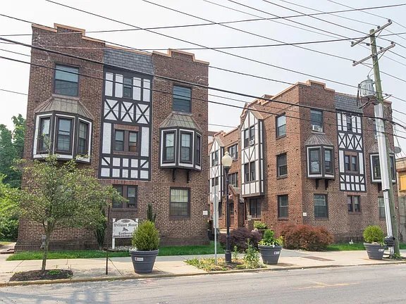 Building Photo - 606 W Maple Ave