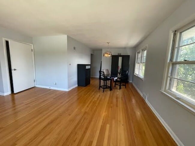 Building Photo - 4338 N Sheffield Ave Unit 4340 Lower Rental