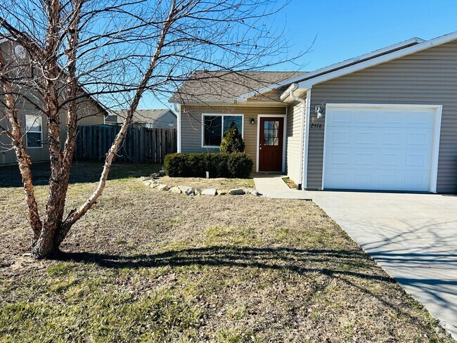 Building Photo - Easy Access to Fort Riley Rental