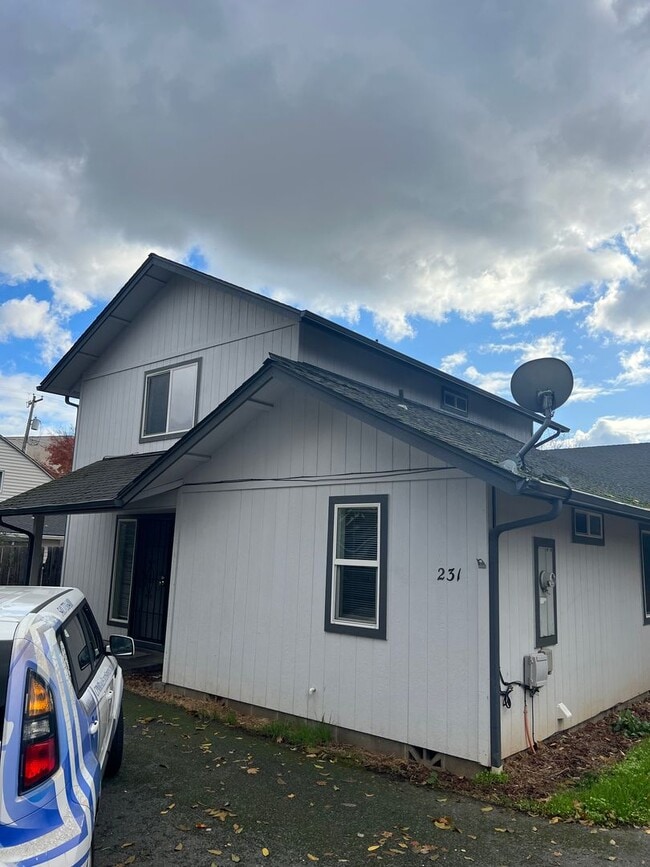 Photo - Lovely 3 bedroom, 2.5 bath home with laundry, near schools