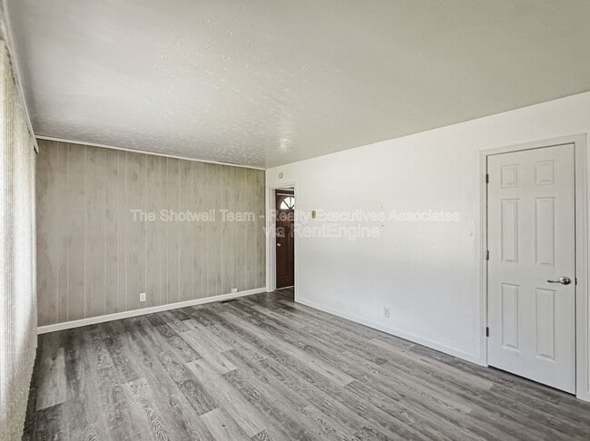 Photo - 1704 Lenland Ave