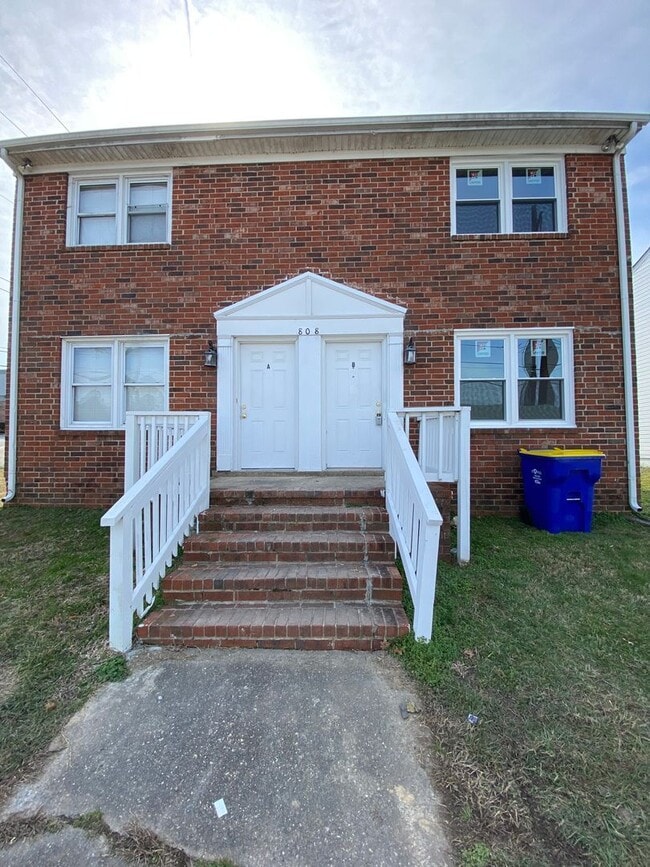 Building Photo - 808 Arlington Rd Unit B