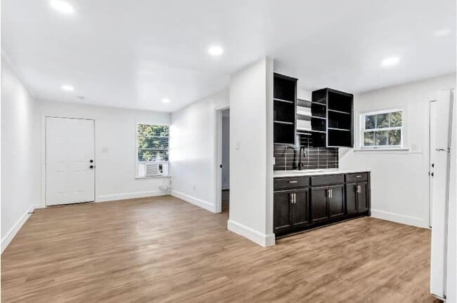 Photo - Charming 2 Bed / 1 Bath Duplex with Backyard