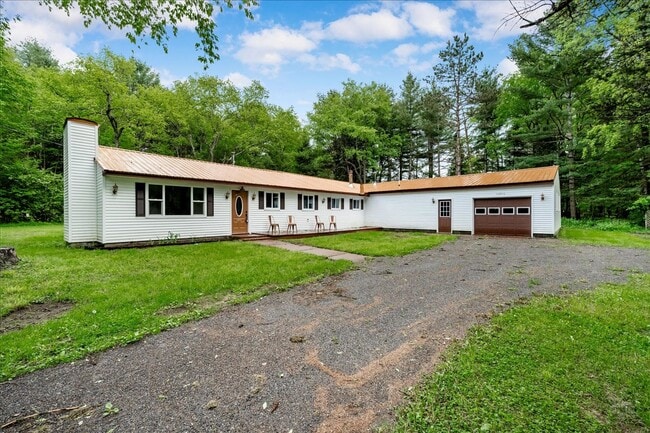 Photo - 4 bedroom 2 Bathroom Luxury Rental!