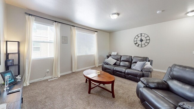 Photo - Spacious Townhome - 4 Bedrooms/3 Baths in South Jordan