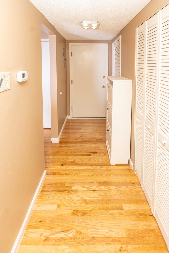 Entry Hallway - 4355 Maryland Ave Unit 330