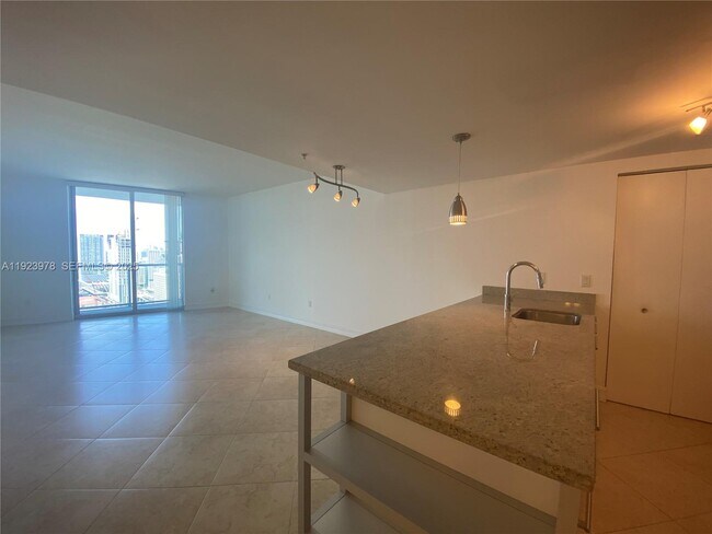 Photo - 185 SW 7th St Unidad 3607