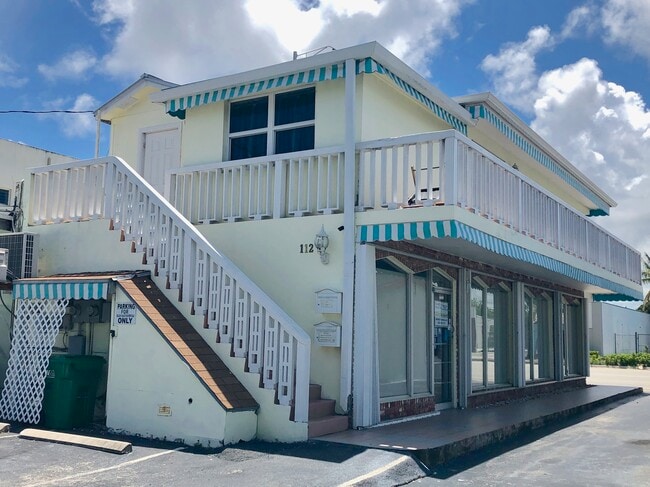 Apartamento entero de 2 dormitorios y 1 baños en planta alta - 112 S Federal Hwy Unidad Trendy 2-1 Walk to Beach