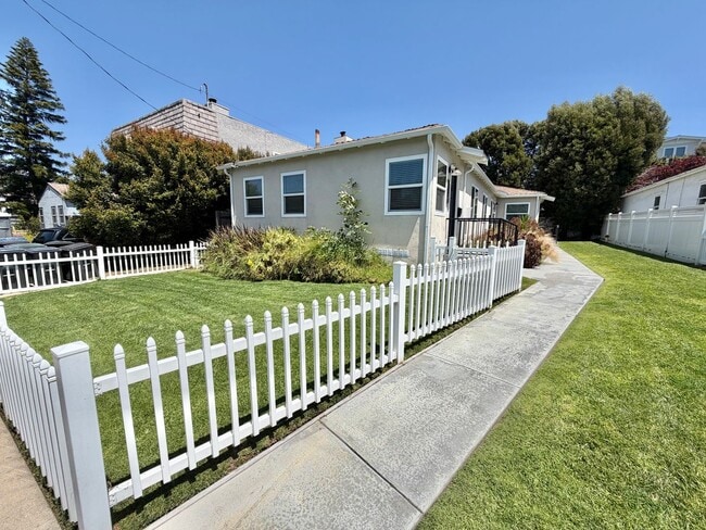 Building Photo - Large Private Yard, New Flooring & Free Laundry in Renovated 1BD Unit 834
