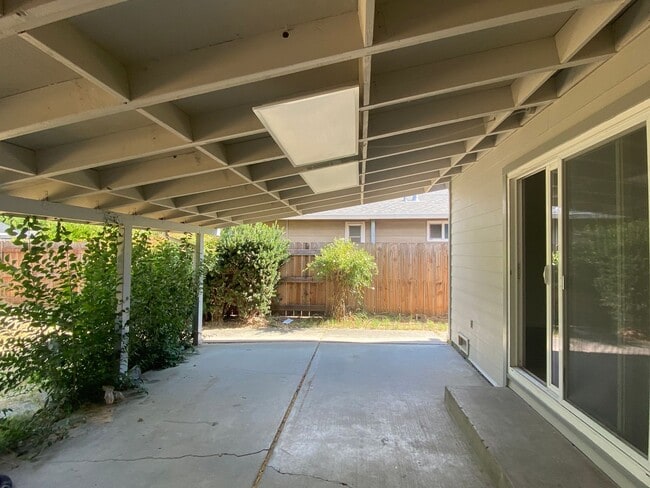 Building Photo - 561 Azalea Way Rental
