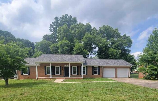 Building Photo - 216 Maxwell Dr