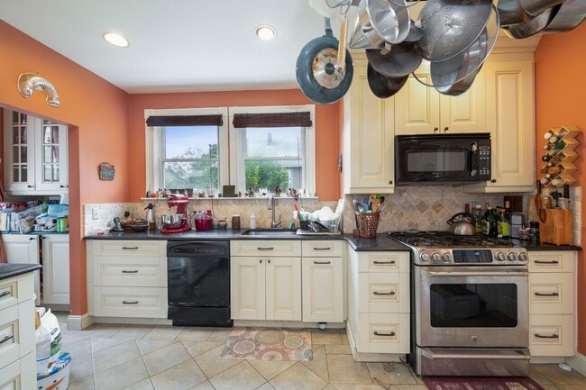 Building Photo - Rare 2 bed for its price in Brighton.... SEPT 1ST