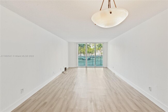 Photo - 19380 Collins Ave Unidad 121 Rental