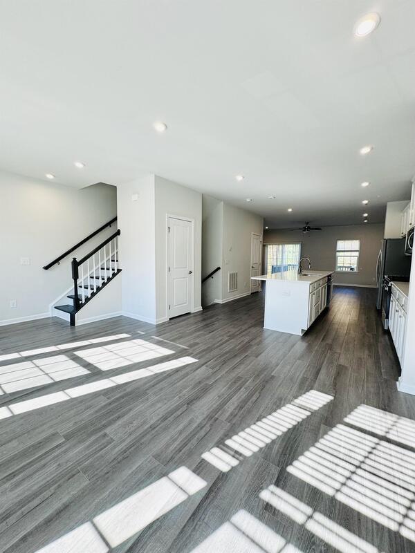 Photo - 449 Cross Country Way