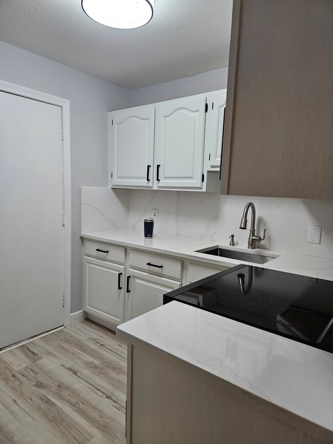 Kitchen - 4 Brook Rd Condo