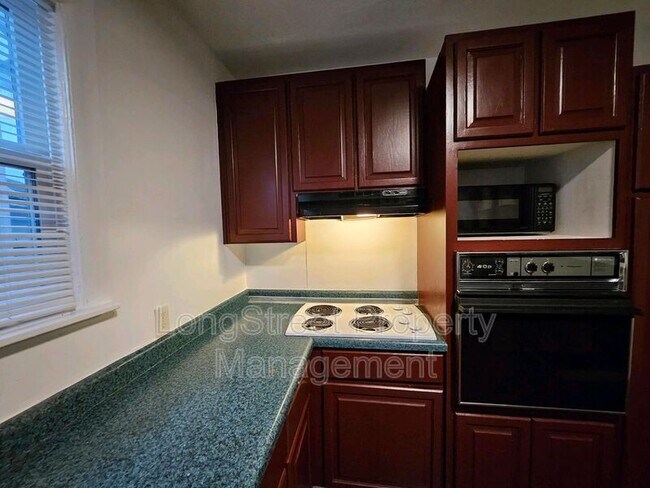 Building Photo - 634 SW Grant St. Unit 1