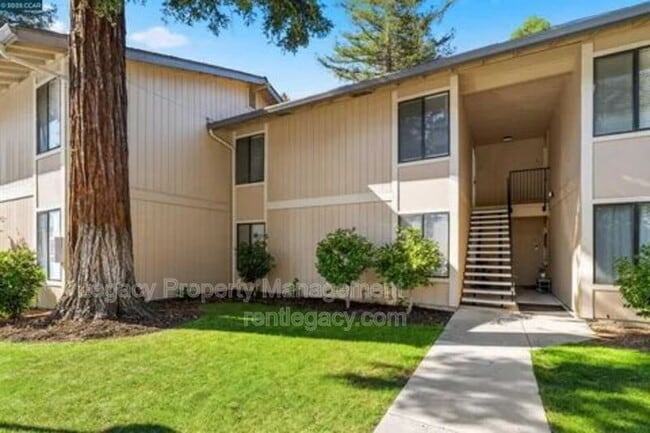 Building Photo - 2125 Northwood Cir Unit D