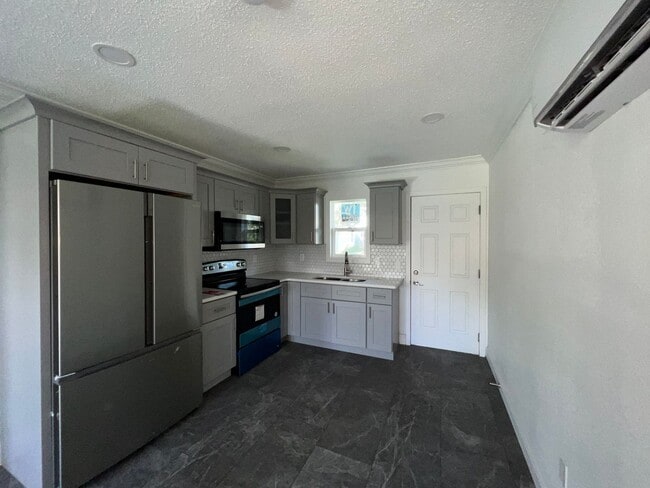 Photo - Fully Renovated 2 Bed, 1 Bath Duplex in th...