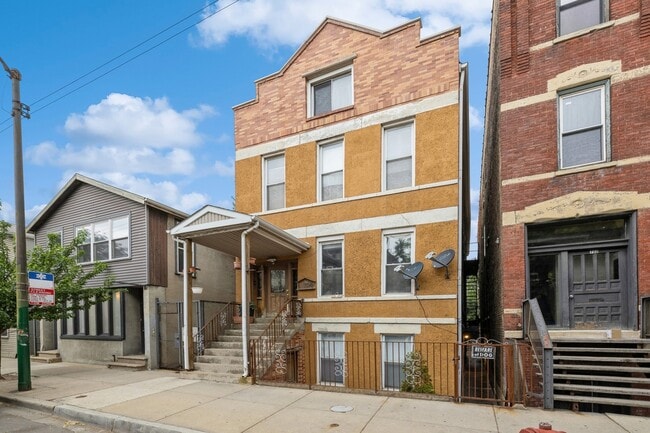 Building Photo - 724 W 18th St Rental