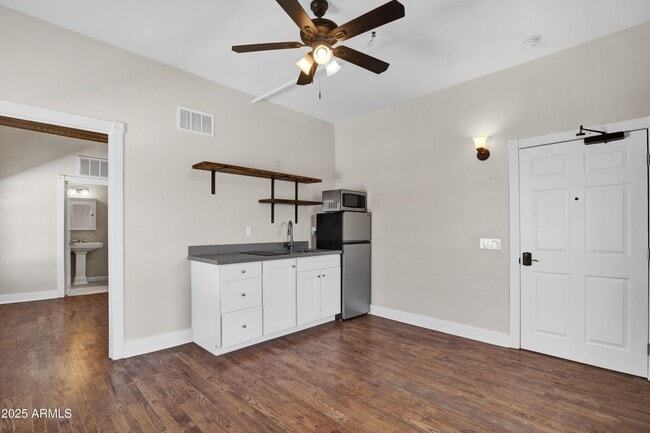 Building Photo - 5753 W Glendale Ave Unit Apt 202