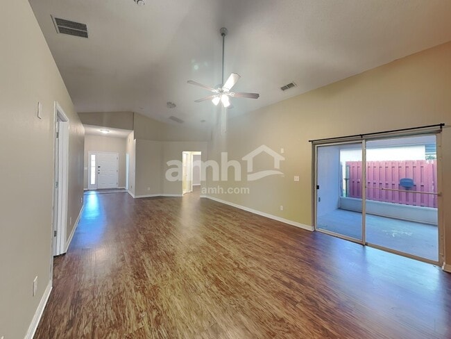 Photo - 1072 Bluegrass Dr