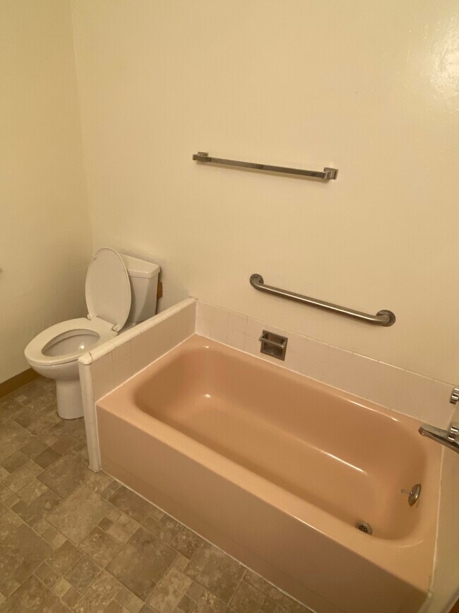 Photo - 1588 Henry St