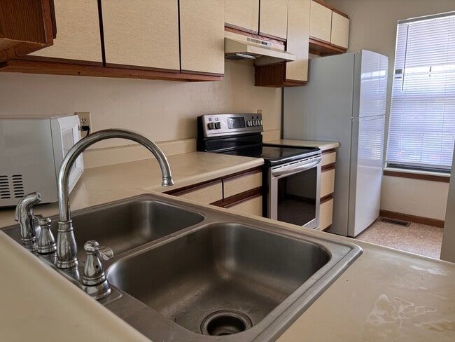 Photo - 700 N Adelaide St