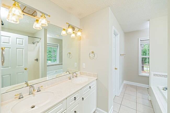 Photo - 10 Hampshire Ln