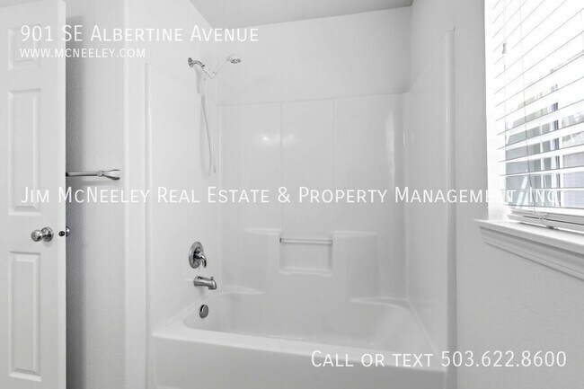 Photo - 901 SE Albertine St