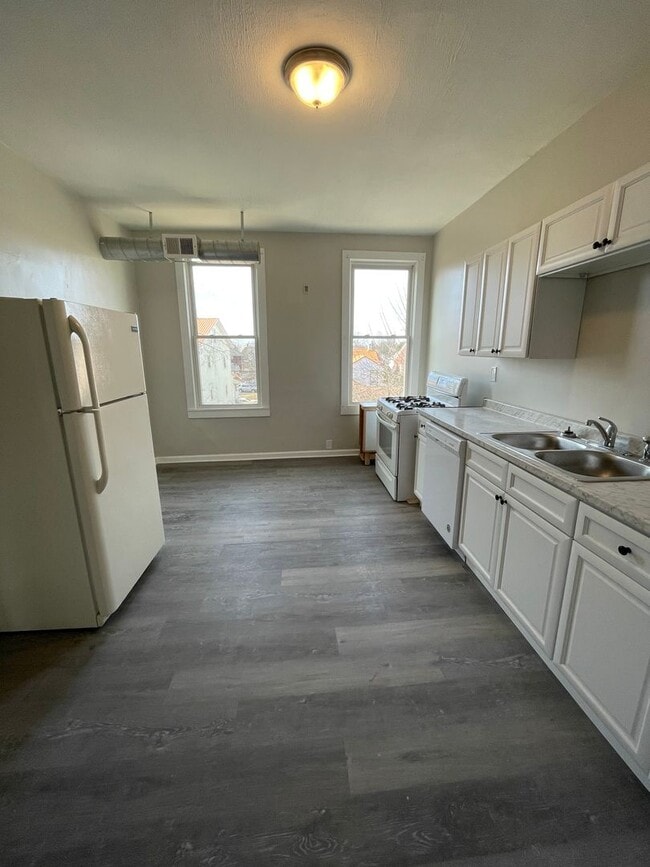 Photo - 3 unit building in central area of Bellevue and steps away from Avalon areas of Pittsburgh. Unit Apt 2