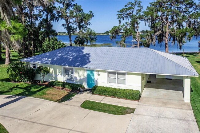 924 Lake Dr E