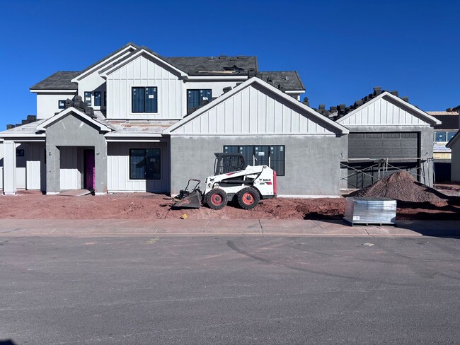 Building Photo - 5 bed 4.5 bath home with pool in Crimson Cliff Boundary