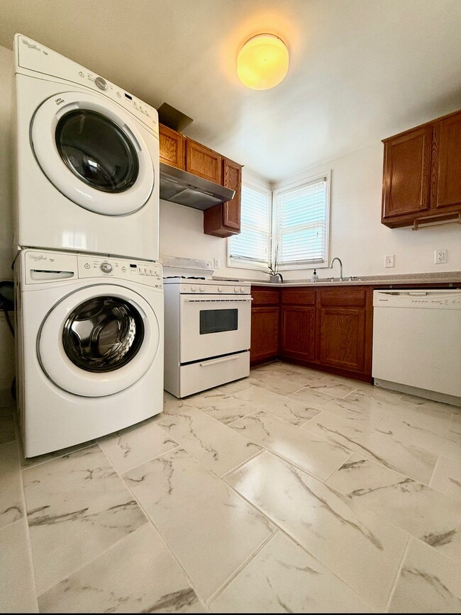 Building Photo - 1721 N Glenoaks Blvd