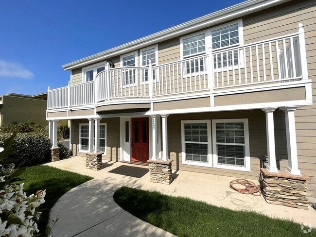 Building Photo - Beautiful 3 bedroom detached townhome with...